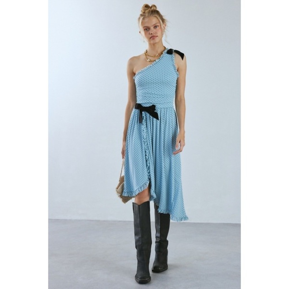 Kimichi Blue Virginia One Shoulder Bow Detail MIDI Dress
Size: Medium